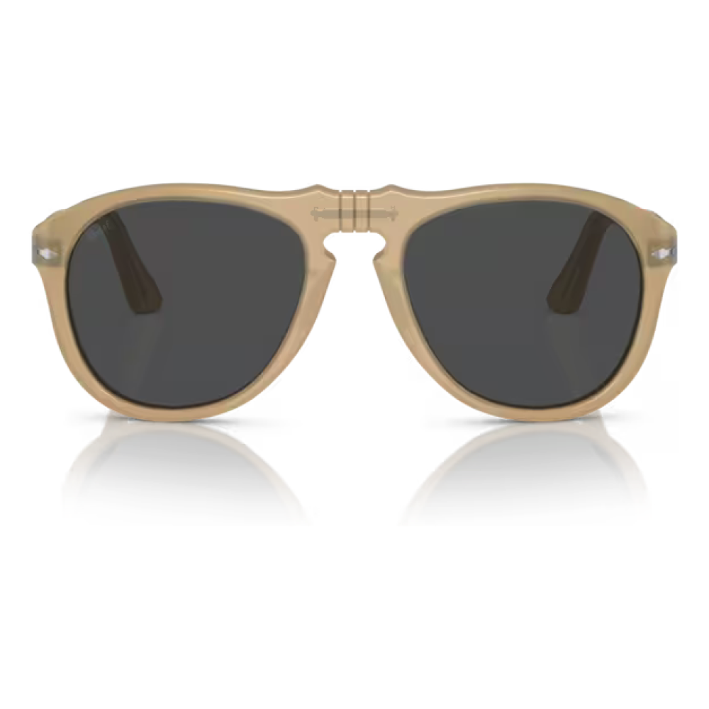 Occhiali da sole Persol PO3272S colore Beige con montatura irregolare, lenti scure per un look elegante e versatile.