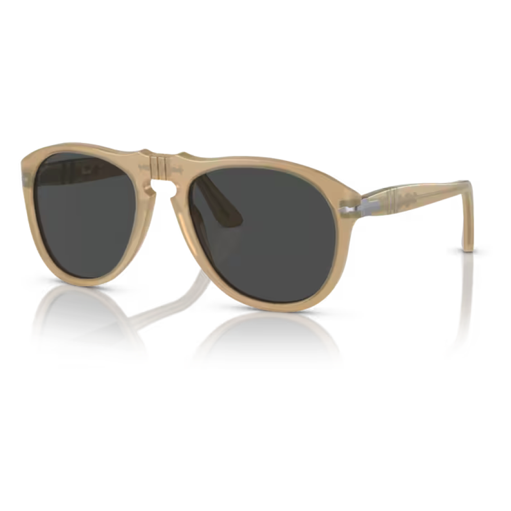Occhiali da sole Persol PO0649, forma a goccia, colore Havana chiaro con lenti scure.