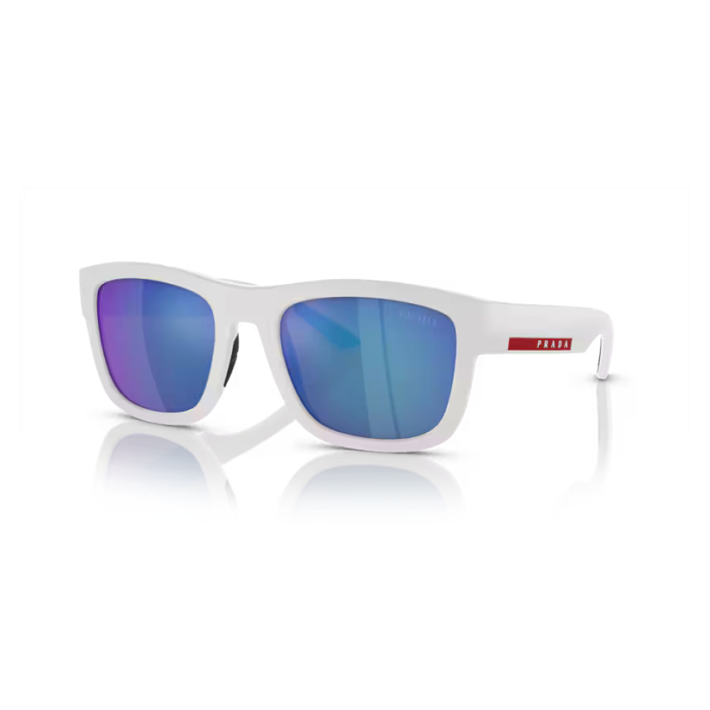 Occhiali da sole bianchi con lenti specchiate blu e logo rosso sul lato dell'asta.