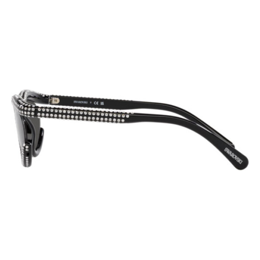 Occhiali da sole Swarovski SK0336 01B, nero, forma quadrata con dettagli di brillanti sulle aste e contorno della montatura.