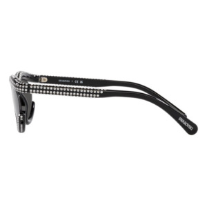 swarovski-sk-6006-100187-2 Occhiali da sole Swarovski SK0336 01B, nero, forma quadrata con dettagli di brillanti sulle aste e contorno della montatura.