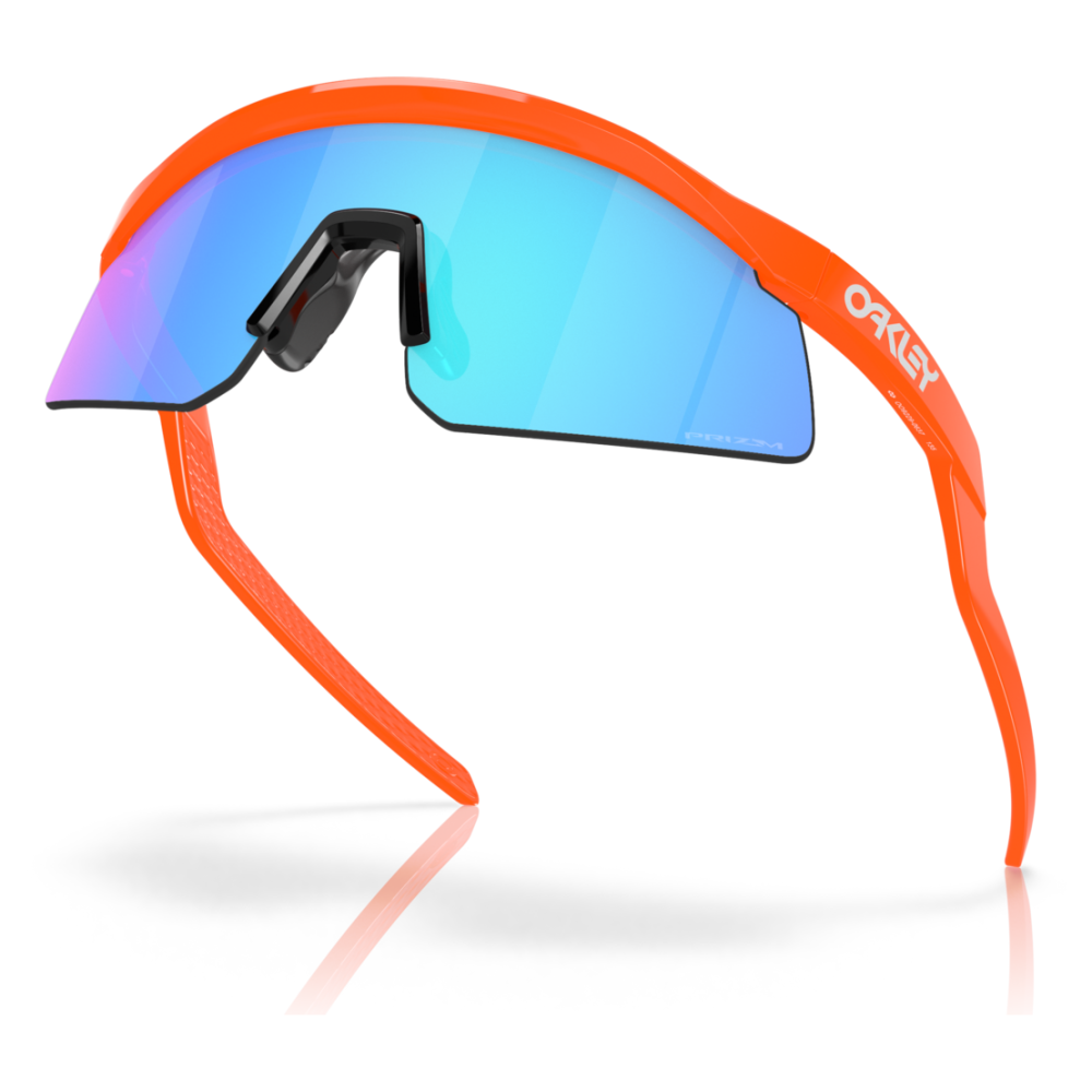Occhiali Oakley Encoder, colore arancione con lenti blu, montatura semi-avvolgente ideale per lo sport.
