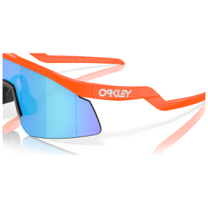 Occhiale da sole Oakley Kato, colore arancione, con lenti Prizm blu, forma avvolgente per prestazioni sportive ottimali.