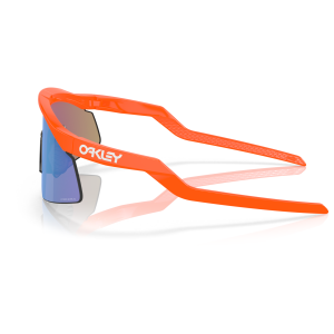 Occhiali da sole Oakley Encoder, colore arancione neon, forma avvolgente, lenti Prizm blu.