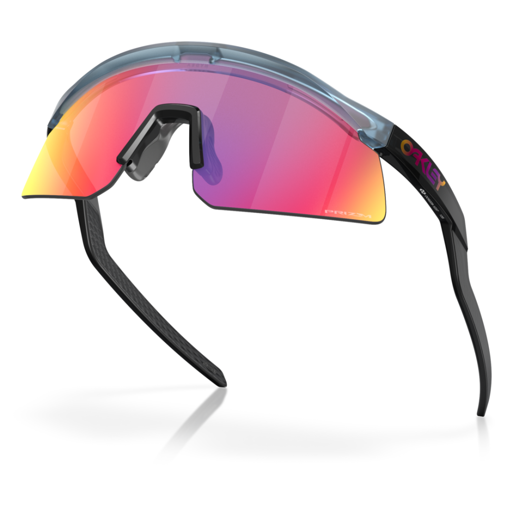 Occhiali da sole Oakley Encoder nero con lenti Prizm rosa a specchio e montatura semi-trasparente, forma avvolgente.