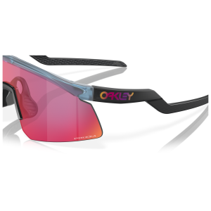 Occhiale da sole Oakley Encoder Strike Vented, forma sportiva con lenti rosa Prizm e montatura nera testurizzata.