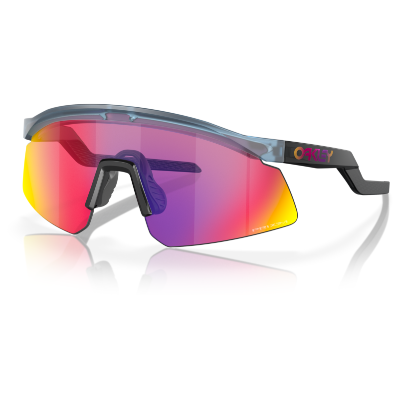 Occhiali da sole sportivi Oakley Encoder in colore nero con lente Prizm Road a effetto specchio, forma avvolgente.