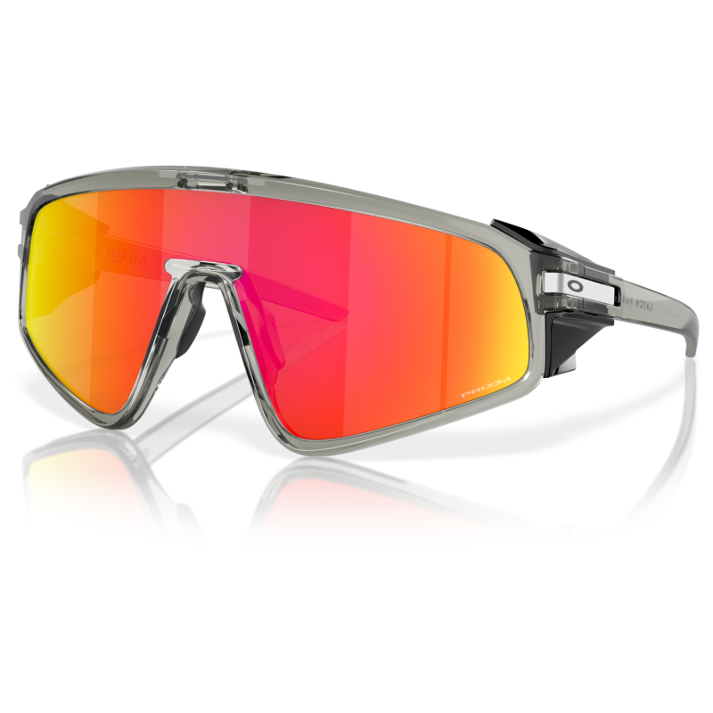 Occhiali da sole Oakley Encoder Strike Vented, colore grigio trasparente, forma avvolgente con lenti rosse Prizm Ruby.