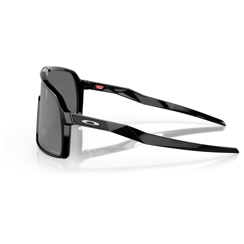 Occhiali da sole Oakley, modello Sutro, colore nero lucido, con lenti Prizm. Forma rettangolare sportiva.