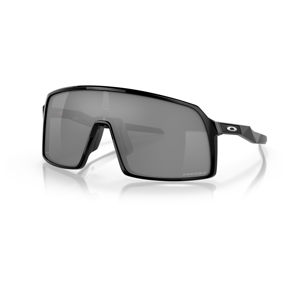 Occhiali Oakley modello Sutro Matte Black, lenti Prizm, colore nero, forma rettangolare, montatura spessa in plastica.