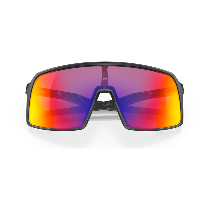 Occhiali Oakley Sutro, colore nero con lente Prizm Road, forma squadrata con lente rettangolare a specchio, riflessi rosso-giallo.