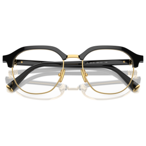 Occhiali dal design elegante con montatura rettangolare nero e oro. Stile vintage con dettagli dorati.