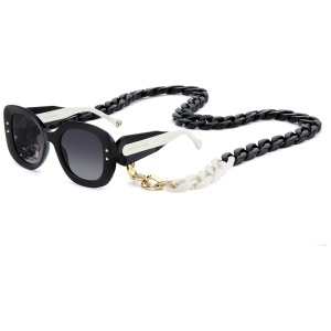 Occhiali Carolina Herrera, forma cat-eye, montatura nera con aste bianche, elegante catena in nero e bianco.