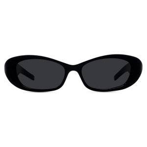 Occhiali da sole con montatura nera ovale, minimalista e dalla forma affusolata.
