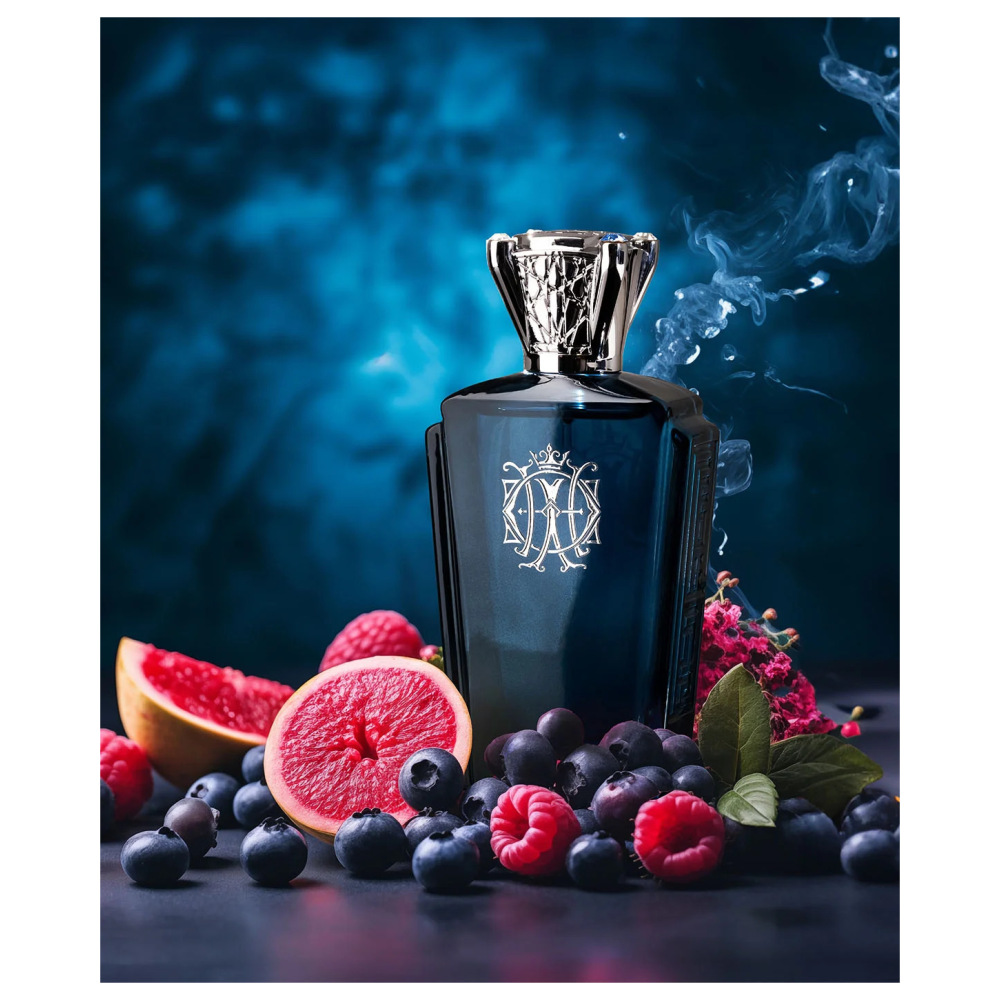 Bottiglia di profumo scura con dettagli argentati, circondata da frutti di bosco e pompelmo su sfondo blu.