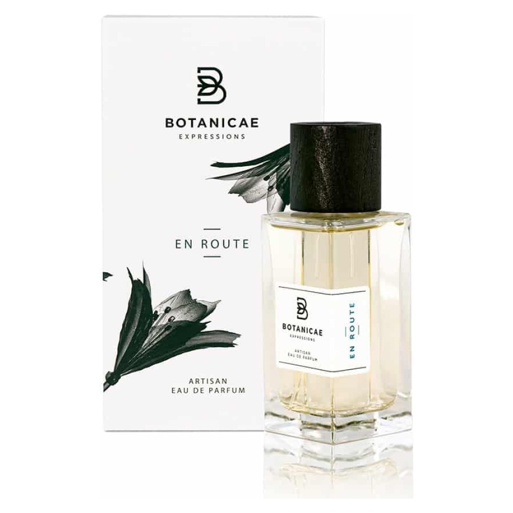 Profumo Botanicae En Route, elegante flacone trasparente, design semplice e raffinato, tappo scuro.
