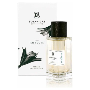 Profumo Botanicae En Route, elegante flacone trasparente, design semplice e raffinato, tappo scuro.