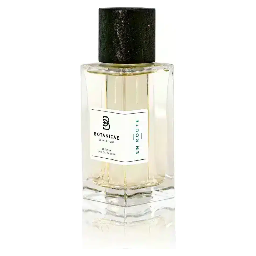 Profumo Botanicae En Route, flacone trasparente con tappo nero, design elegante ed essenziale.