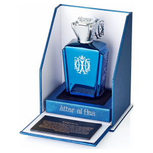 Profumo Attar al Has in elegante flacone blu con tappo argentato, confezione raffinata.