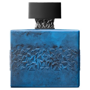 Bottiglia di profumo in blu con texture geometrica, tappo nero, design moderno e artistico.