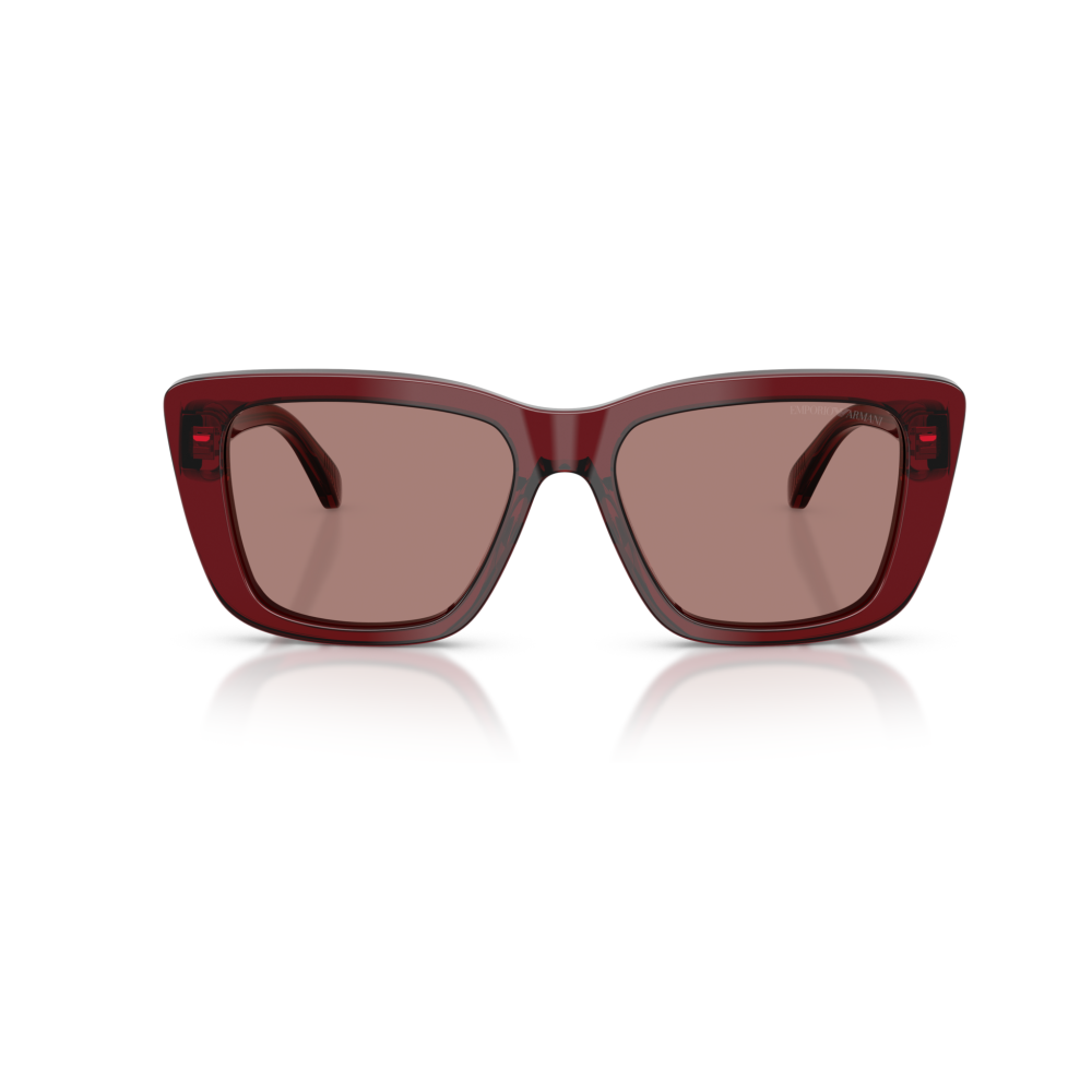 Occhiali da sole Emporio Armani, montatura squadrata color rosso bordeaux, lenti scure.