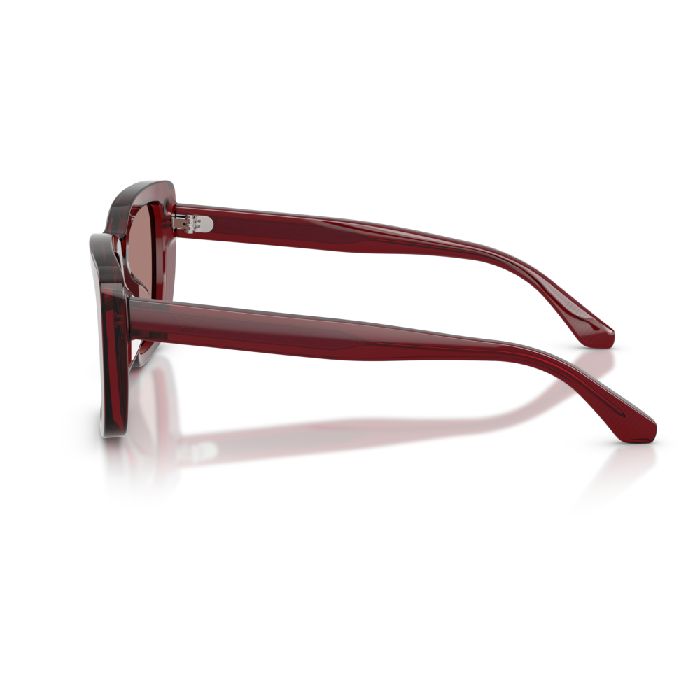 Occhiali rossi squadrati, montatura spessa e marcata, eleganti con dettagli traslucidi e logo discreto.