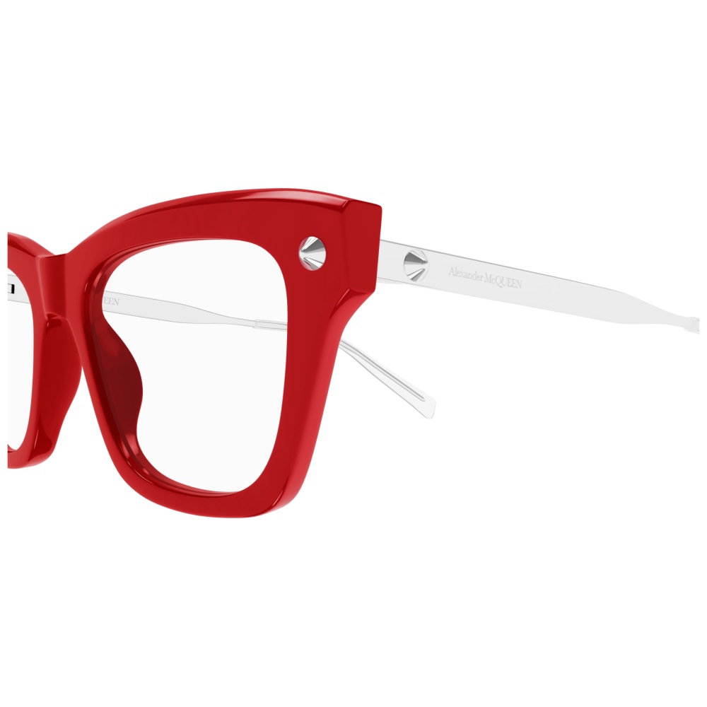 Occhiale Alexander McQueen, montatura squadrata rossa, dettagli argento, stanghetta bianca elegante.