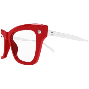 Occhiale Alexander McQueen, montatura squadrata rossa, dettagli argento, stanghetta bianca elegante.