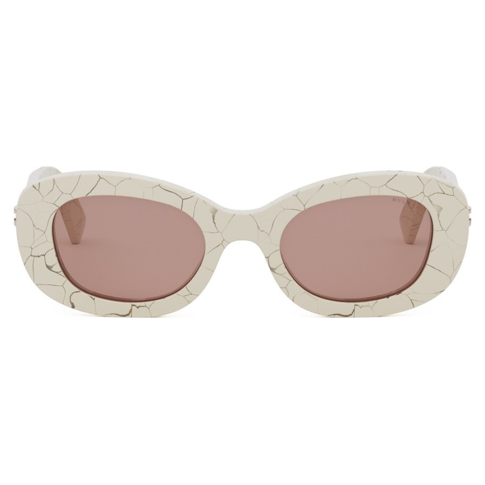 Occhiali da sole Bvlgari, montatura ovale, colore beige con motivo a crepe, lenti marroni.