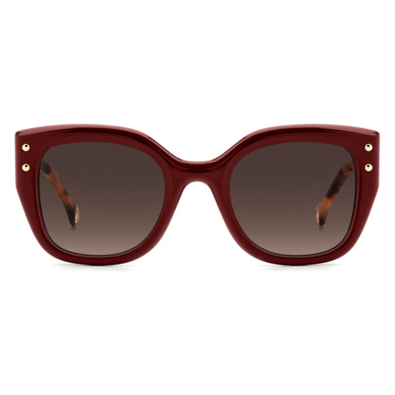 Occhiali da sole oversize con montatura squadrata color bordeaux e dettagli dorati, lenti sfumate.