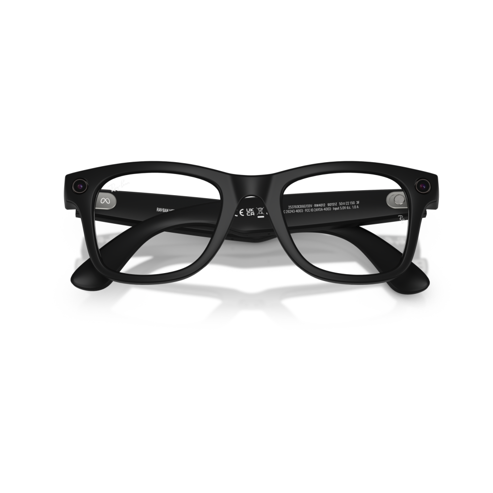 Occhiali intelligenti neri con montatura rettangolare, dotati di fotocamere sugli angoli superiori.